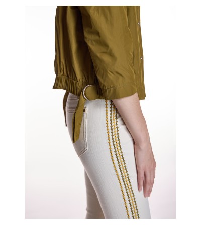 Cazadora verde oliva Alba Conde con portada