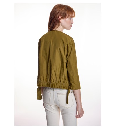 Cazadora verde oliva Alba Conde con portada