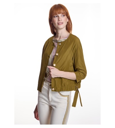 Cazadora verde oliva Alba Conde con portada