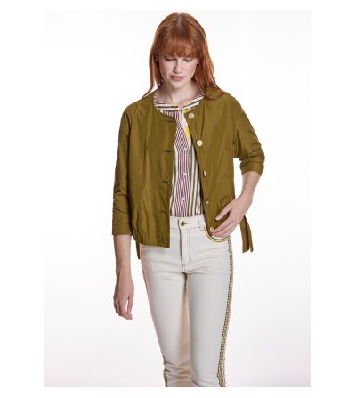 Cazadora verde oliva Alba Conde con portada