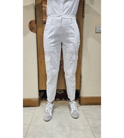 Pantalones Cambio Karo cargo bordado blanco por delante