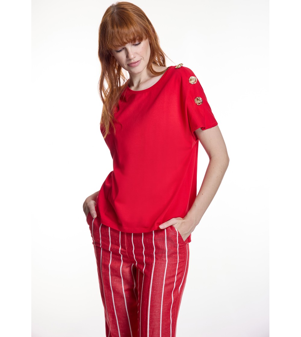 Camiseta botones roja Alba Conde portada