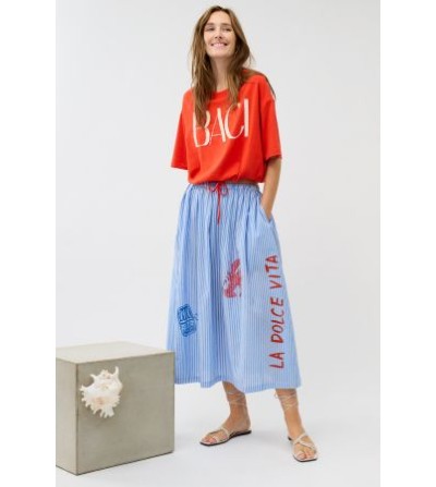 Camiseta BACI roja Oui silueta por delante