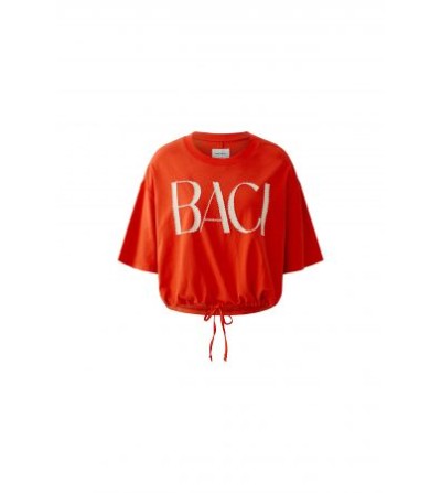 Camiseta BACI roja Oui silueta por delante